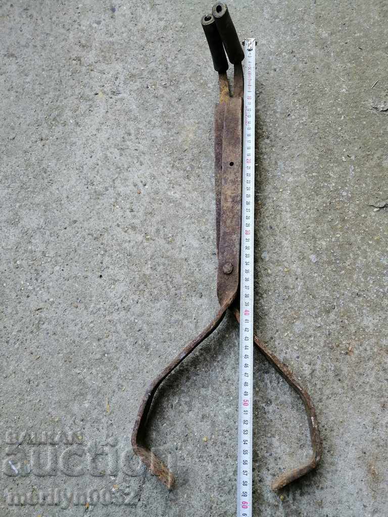 Delivery of Old pliers for carrying wrought iron logs, tool Delivery of Old pliers for carrying wrought iron logs, tool
