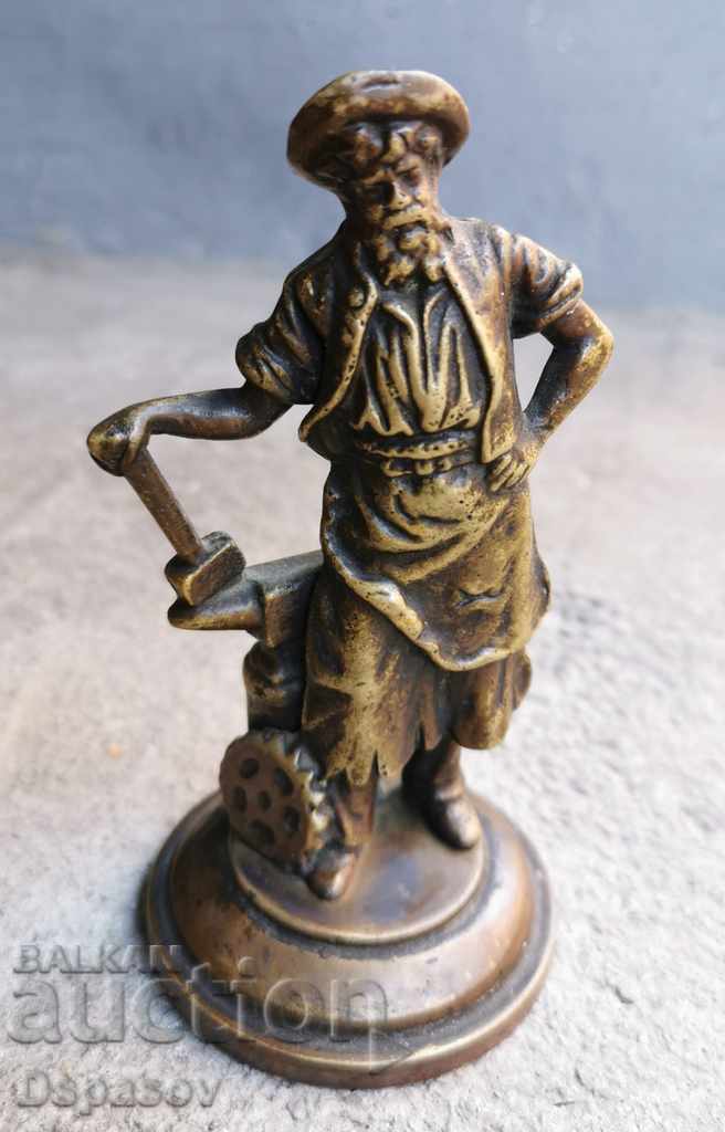 Старинна Бронзова Статуетка Фигура на Ковач Наковалня и Чук