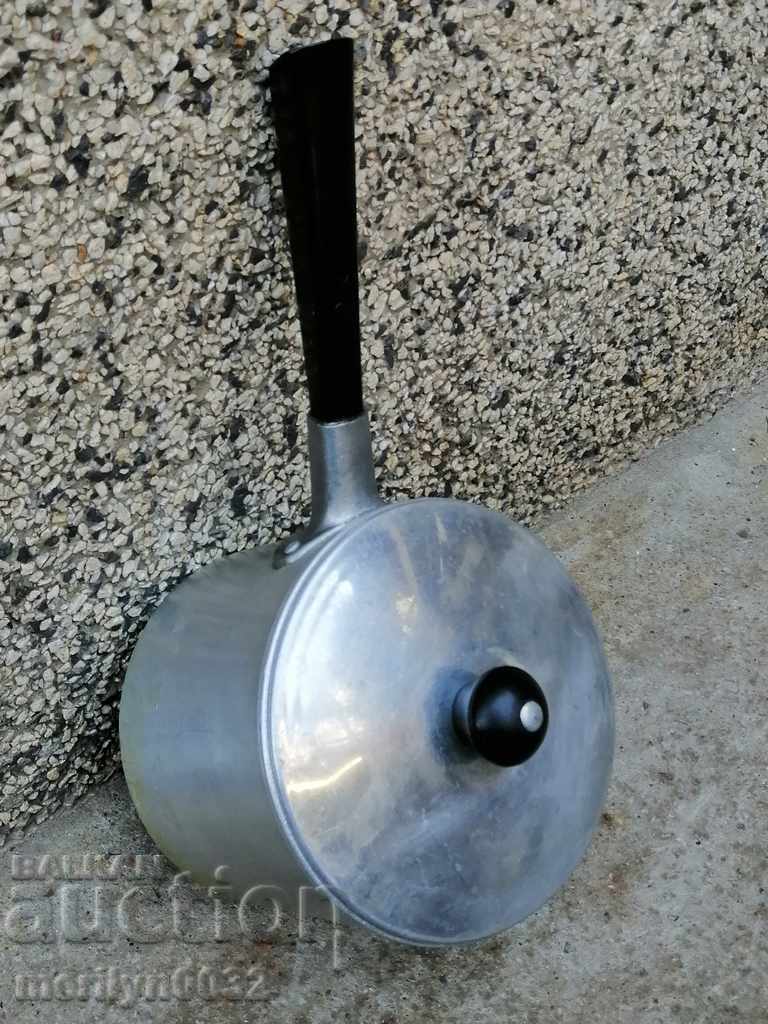 Auction Old frying pan made of aluminum kitchen utensils Auction Old frying pan made of aluminum kitchen utensils