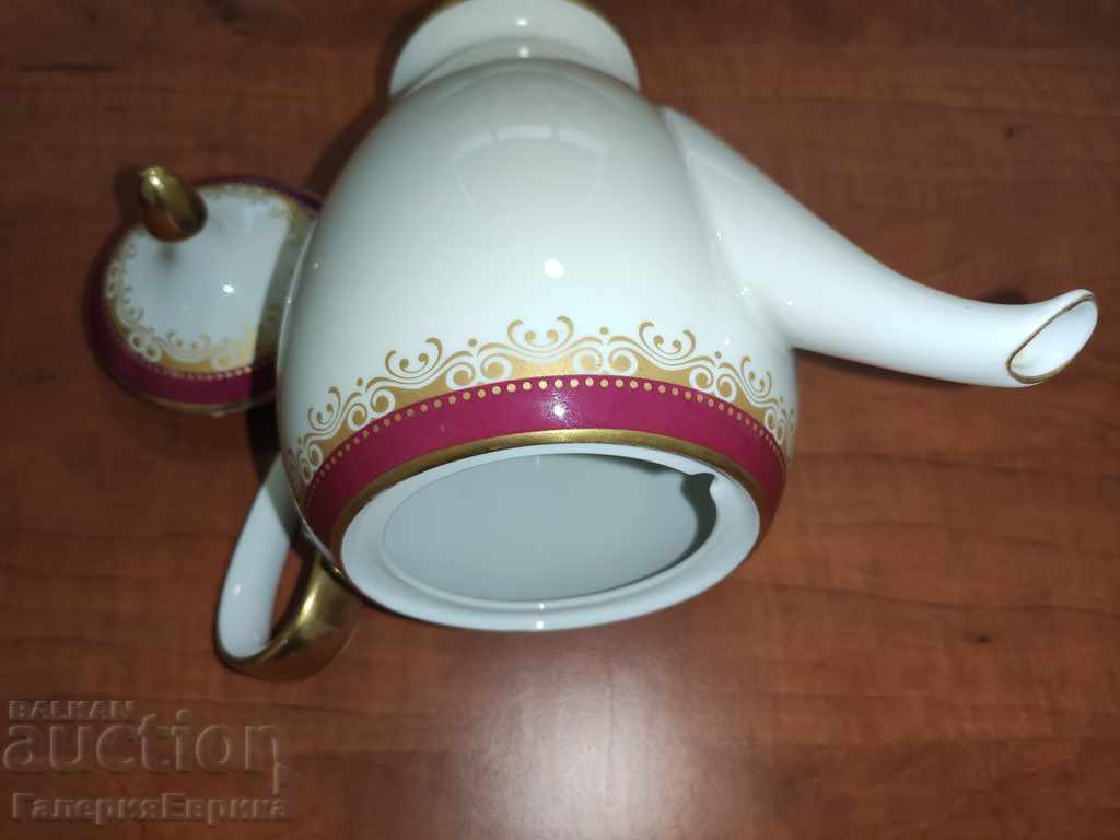 Delivery of Porcelain jug 23 cm high with gold applique
