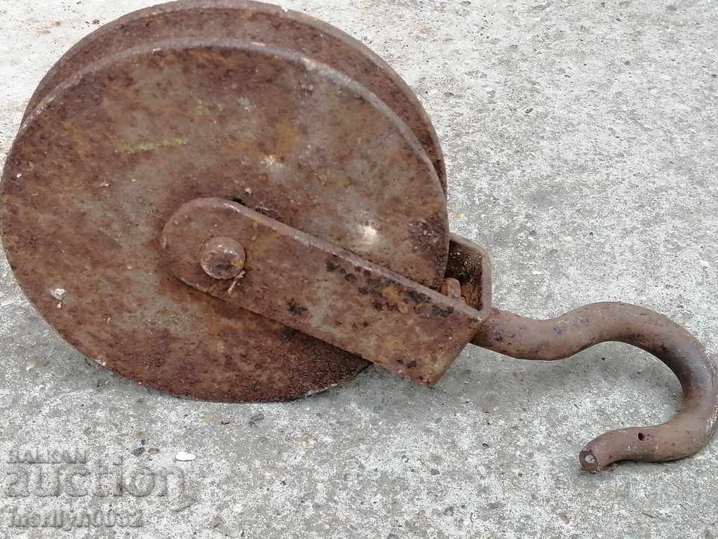 Delivery of Old forged roller polystyrene wrought iron Delivery of Old forged roller polystyrene wrought iron