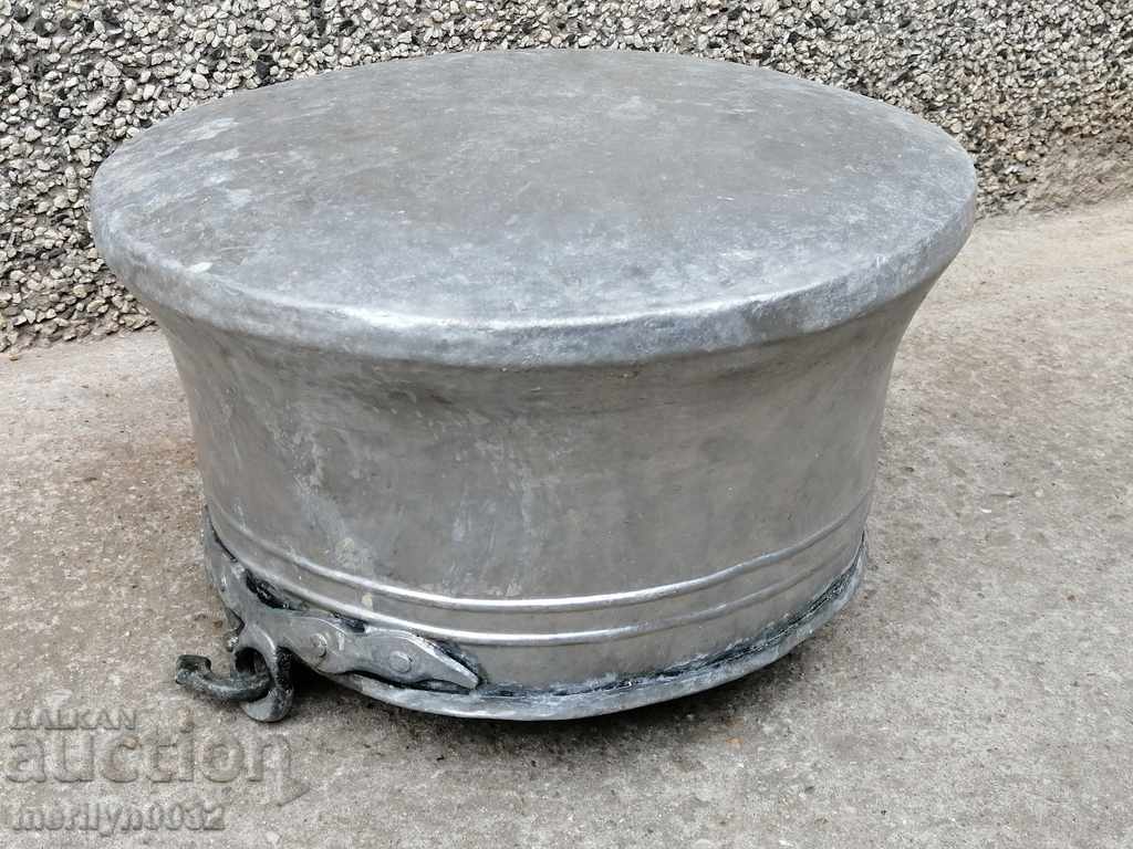 Auction Tinned cauldron, copper coin, copper coin, copper vessel Auction Tinned cauldron, copper coin, copper coin, copper vessel