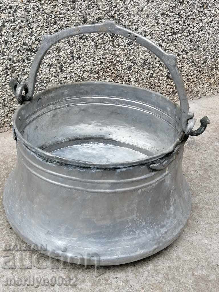Tinned cauldron, copper coin, copper coin, copper vessel Tinned cauldron, copper coin, copper coin, copper vessel
