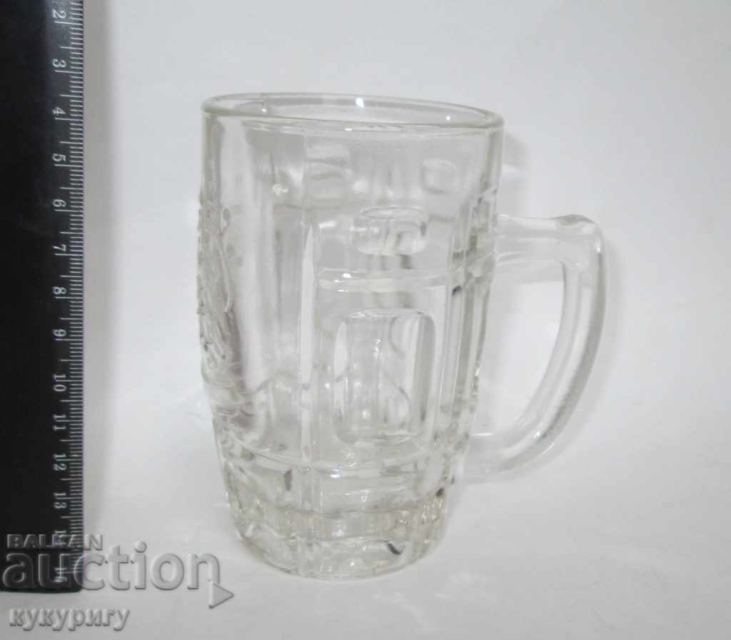 O cană veche de sticlă regală cu un leu cu preț 50.00 BGN | € 25.56 O cană veche de sticlă regală cu un leu cu preț 50.00 BGN | € 25.56