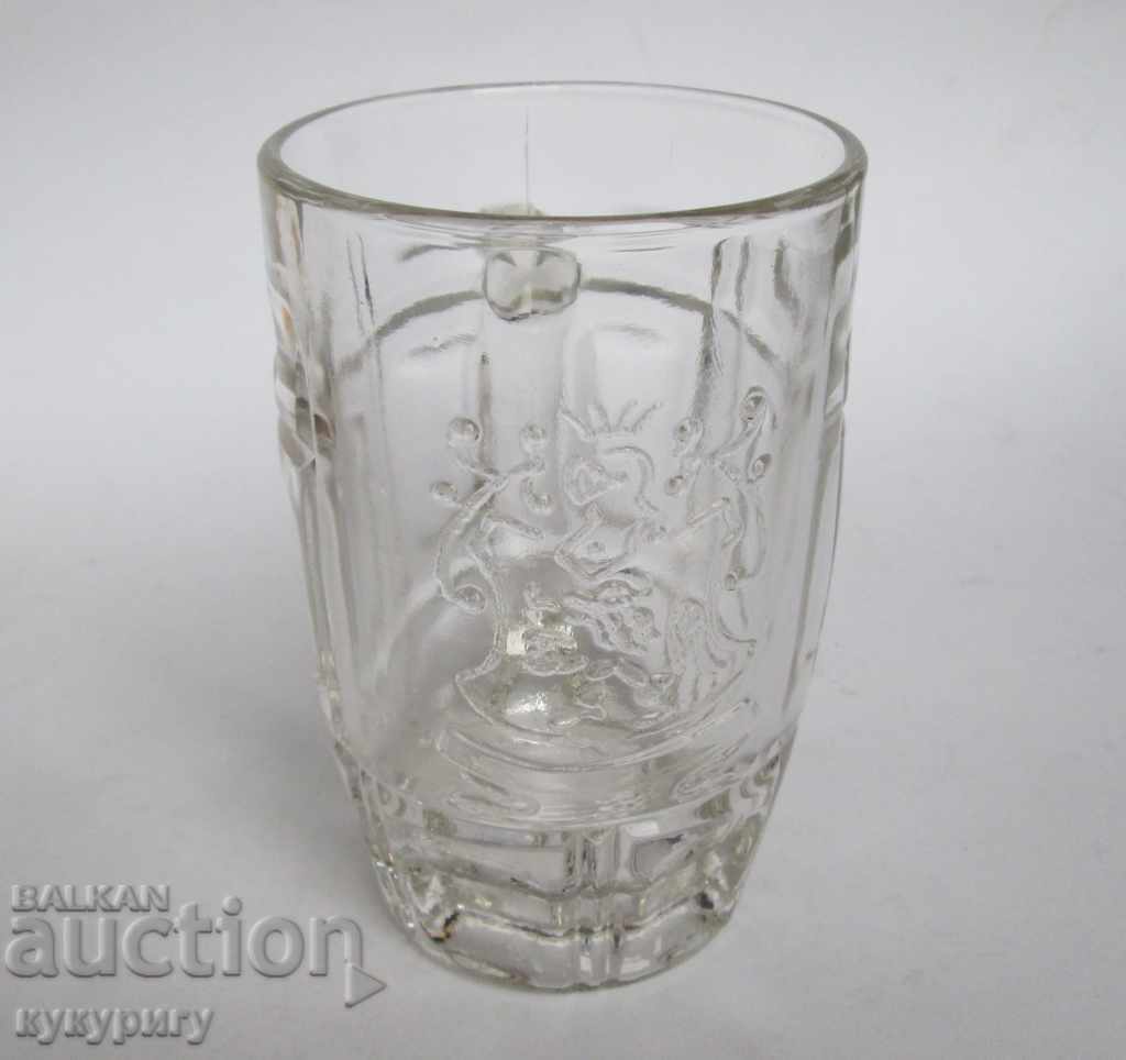 Livrarea O cană veche de sticlă regală cu un leu Livrarea O cană veche de sticlă regală cu un leu