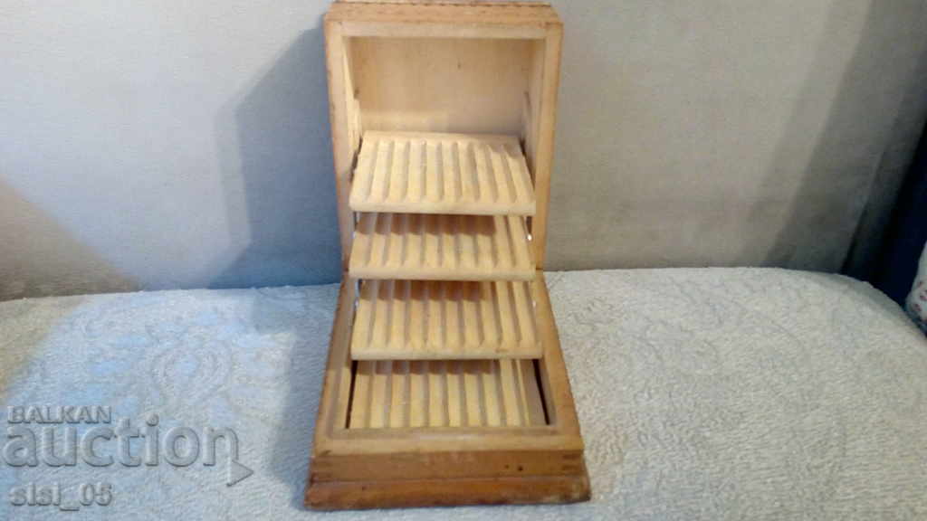 Delivery of Old wooden cigarette case cigarette case on 4 levels Delivery of Old wooden cigarette case cigarette case on 4 levels