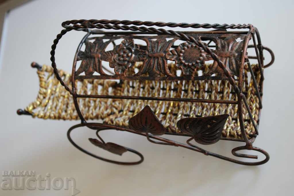 Licitație BOTELĂ DE BUCURI DE VINTA DE METAL Licitație BOTELĂ DE BUCURI DE VINTA DE METAL