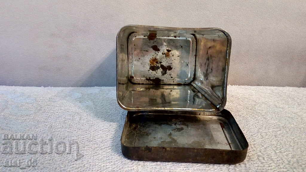 Auction  Metal, tin box medical against malaria Amsterdam