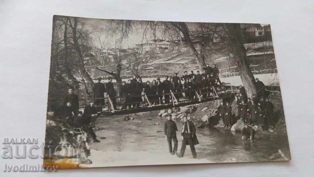 Пощенска картичка На дървеното мостче над реката