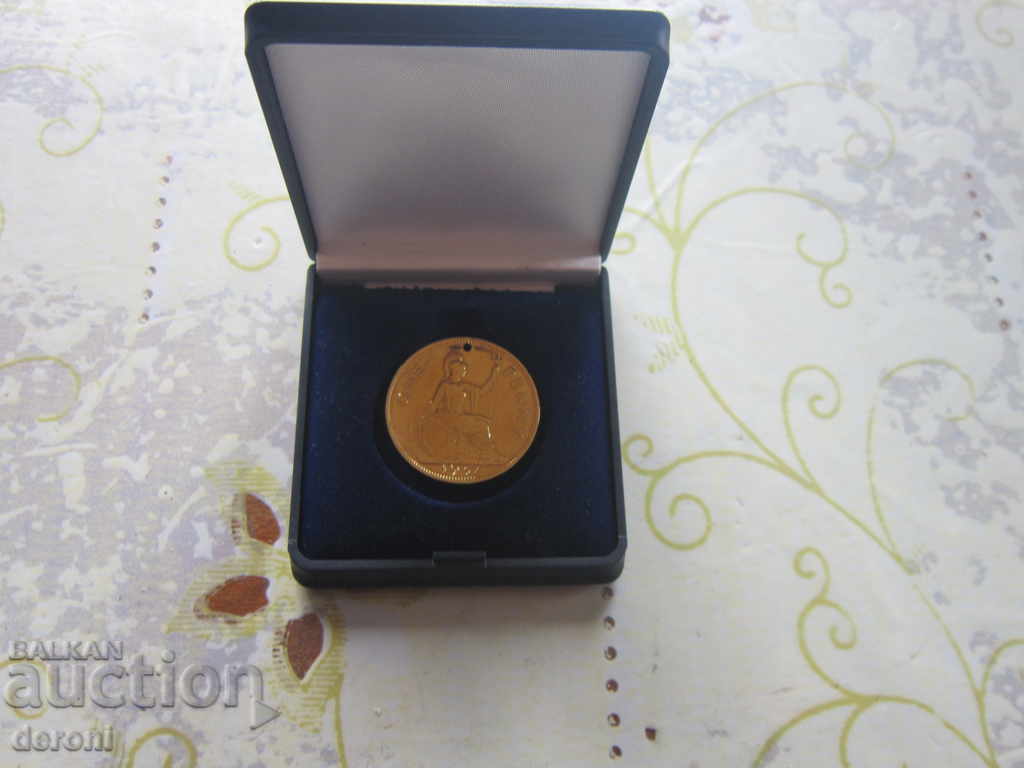 Невероятен позлатен медальон монета 1 Penny 1937