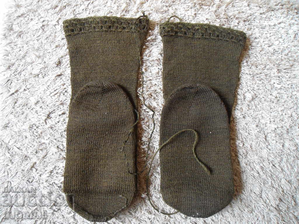 Șosete vechi tricotate manual din costum.