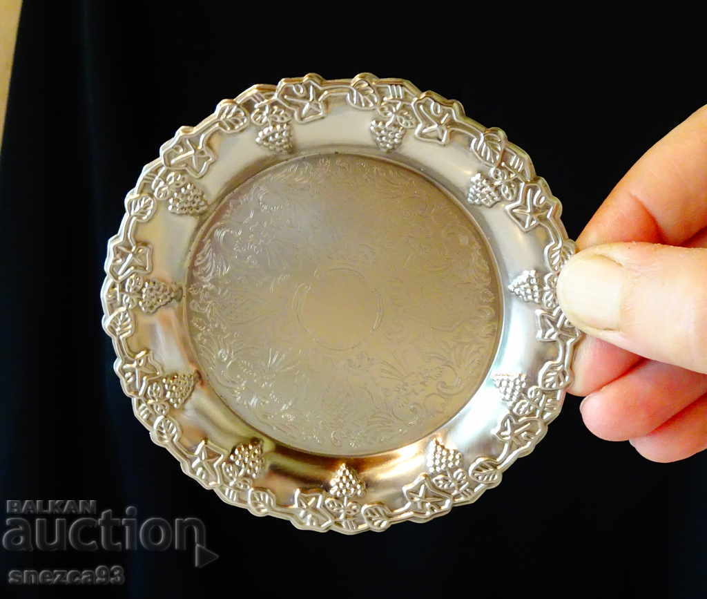 Silver-plated plate, grapevine base with grapes
