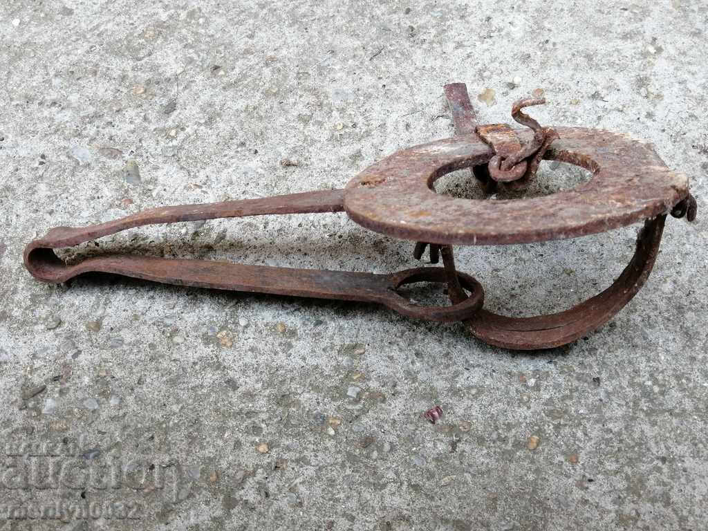 Auction Hand forged wrought iron trap Auction Hand forged wrought iron trap