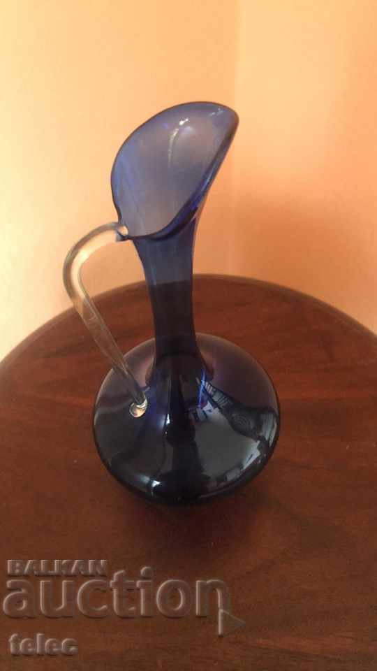 Auction An elegant vase for one flower Auction An elegant vase for one flower