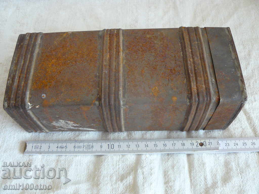 An old tin box - probably a military one - 7 An old tin box - probably a military one - 7