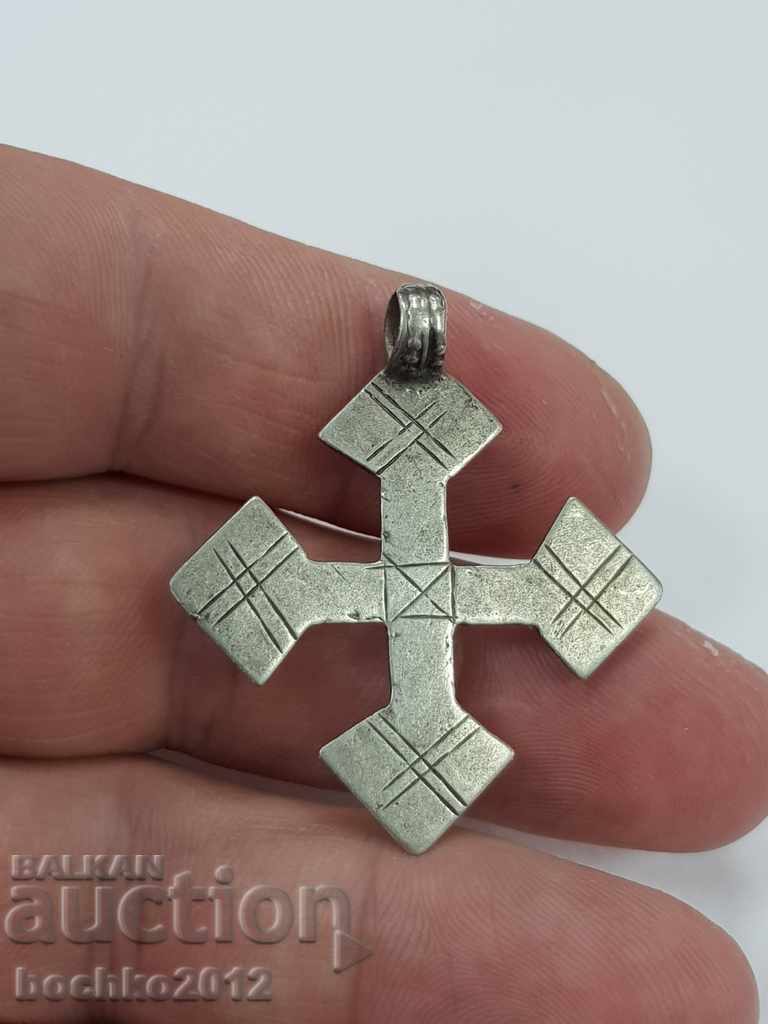 Cruce rusă europeană din argint veche de colecție din secolul al XIX-lea cu preț 85.00 BGN | € 43.46 Cruce rusă europeană din argint veche de colecție din secolul al XIX-lea cu preț 85.00 BGN | € 43.46