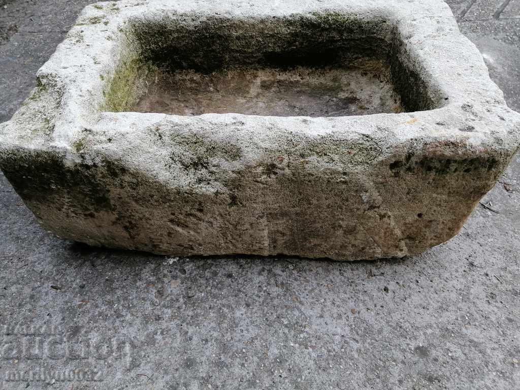 Auction Ancient stone trough, set with dimensions 59/40/24 cm Auction Ancient stone trough, set with dimensions 59/40/24 cm