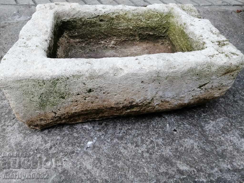 Delivery of Ancient stone trough, set with dimensions 59/40/24 cm Delivery of Ancient stone trough, set with dimensions 59/40/24 cm