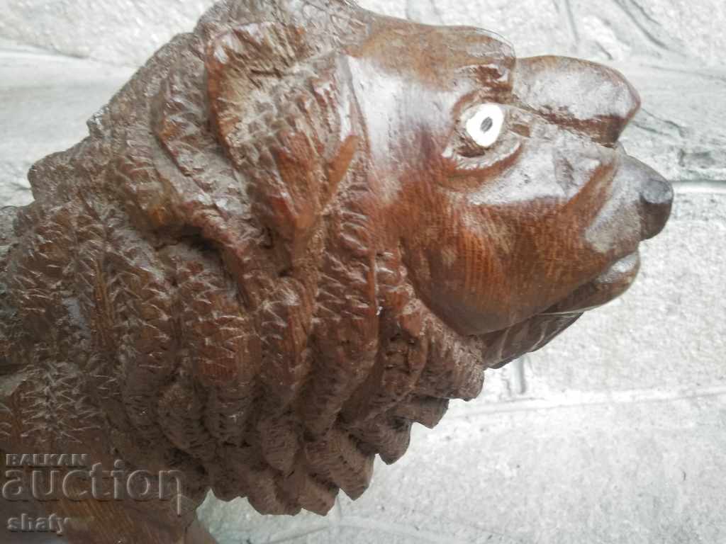 Delivery of A large wooden lion Delivery of A large wooden lion