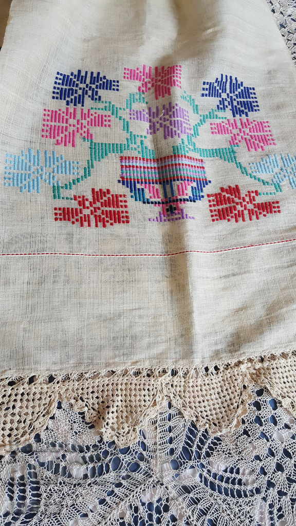 Delivery of Large authentic canary mesal with colored embroidery Delivery of Large authentic canary mesal with colored embroidery