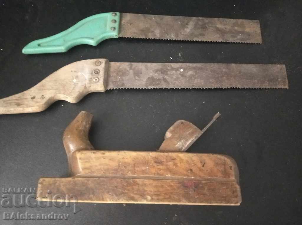 Lot of grater and two saws
