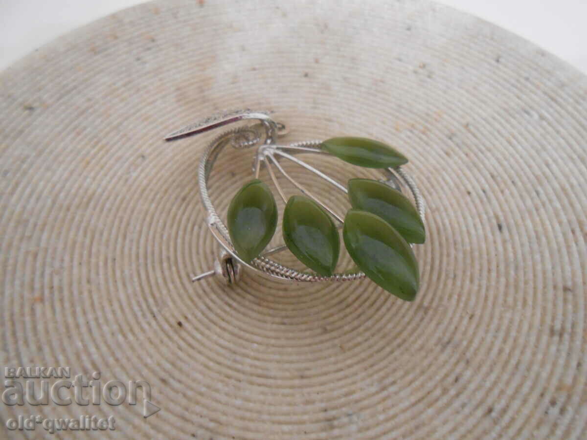 Auction Attractive BROOCH from the past with JADE Auction Attractive BROOCH from the past with JADE