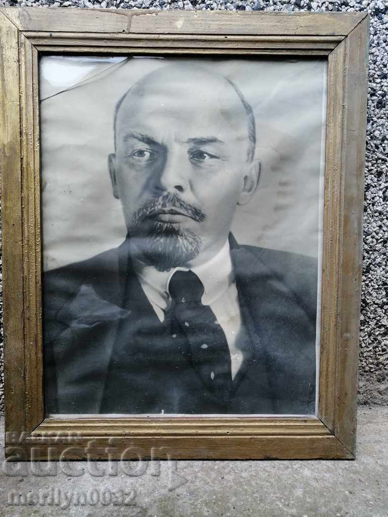 Σοσιαλιστική εικόνα πλαισιώνεται πορτρέτο του Βλαντιμίρ Ιλιτς Λένιν