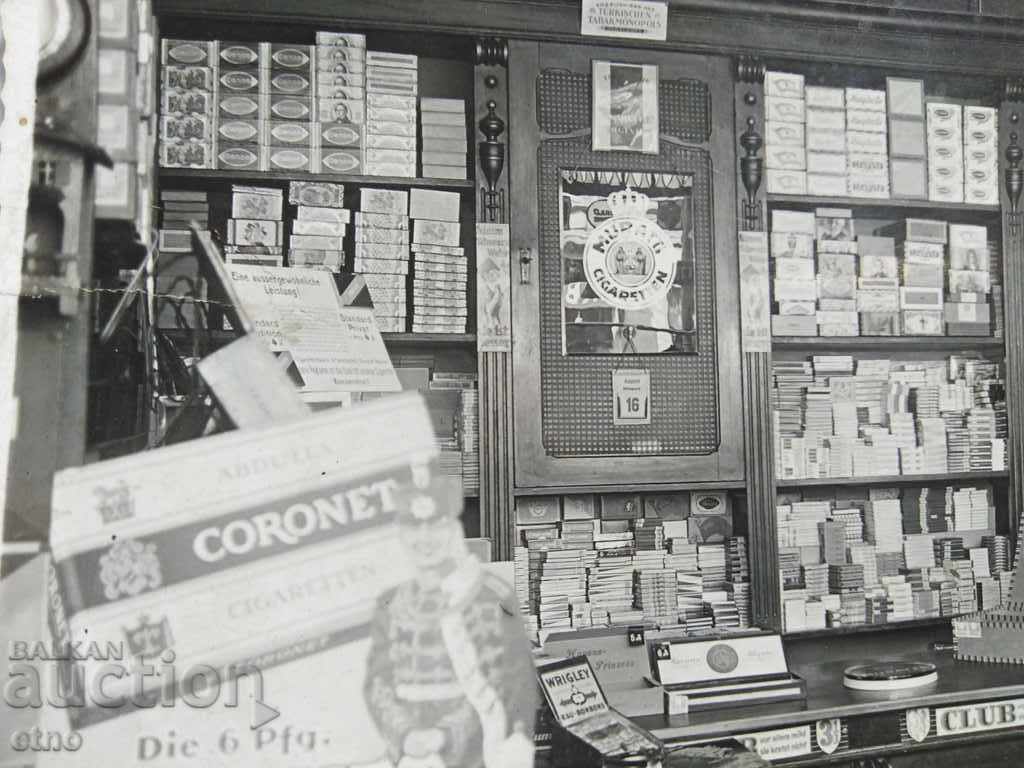 Auction ROYAL PHOTO - tobacco and cigarette shop in the city of Berlin 1936 Auction ROYAL PHOTO - tobacco and cigarette shop in the city of Berlin 1936