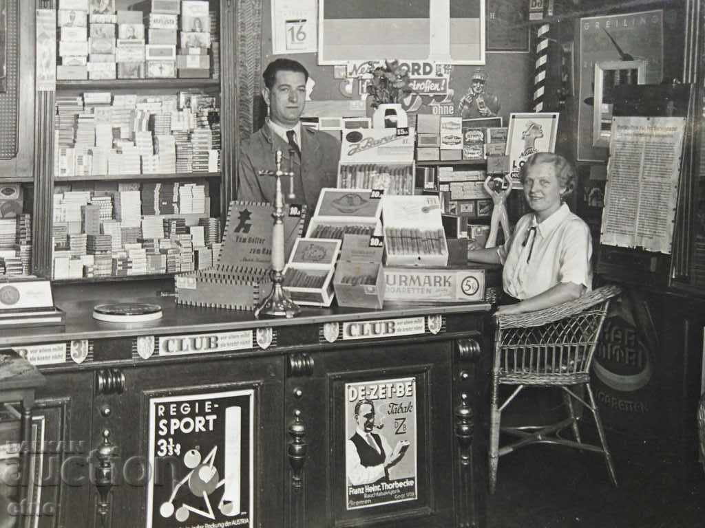 Delivery of ROYAL PHOTO - tobacco and cigarette shop in the city of Berlin 1936 Delivery of ROYAL PHOTO - tobacco and cigarette shop in the city of Berlin 1936