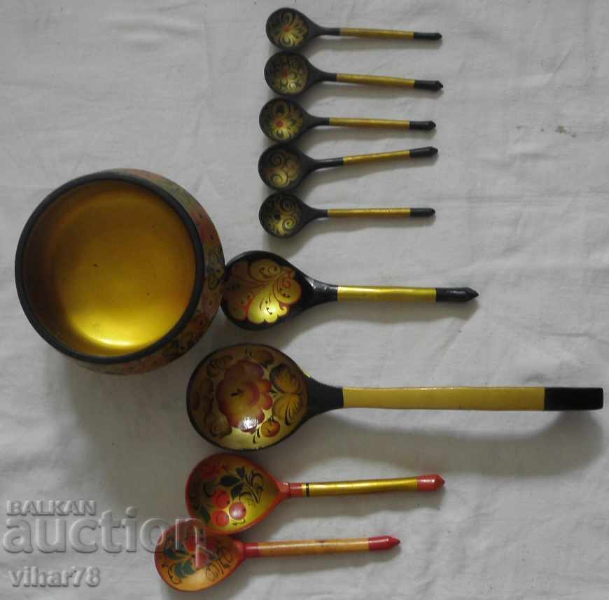 Auction lot bowl with wooden spoons Auction lot bowl with wooden spoons