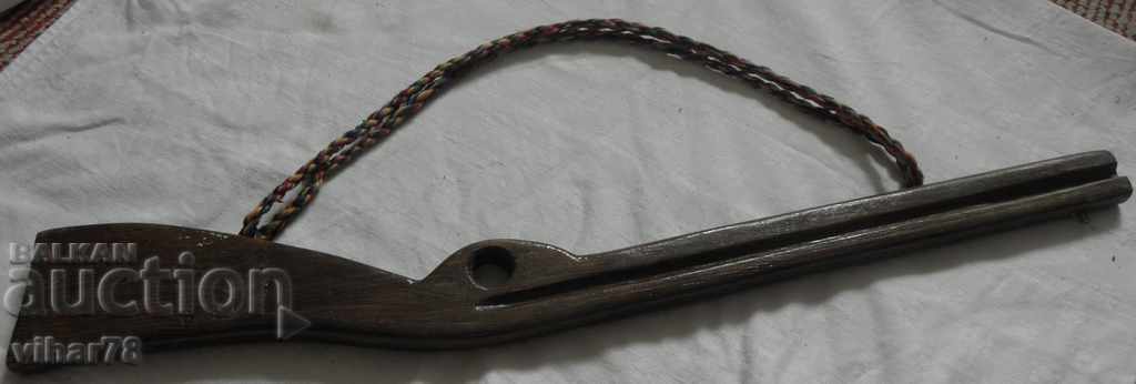 Delivery of old children's wooden rifle Delivery of old children's wooden rifle