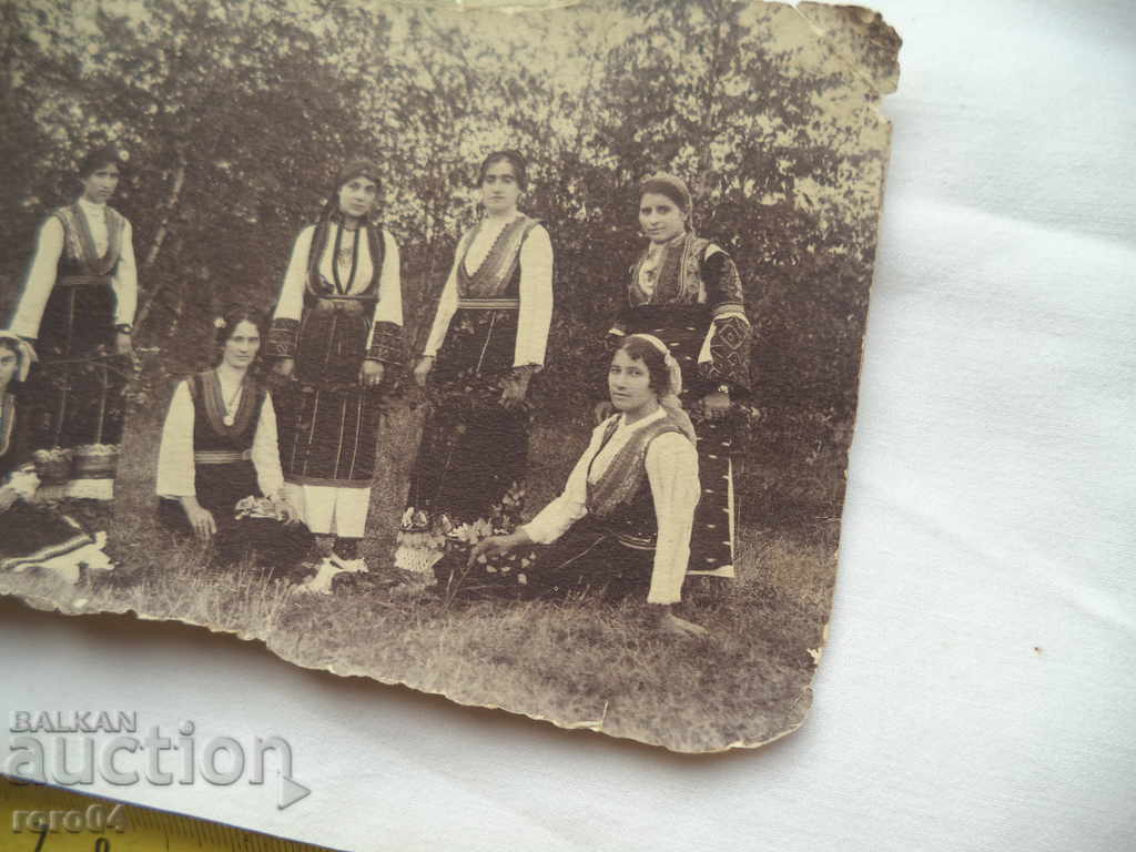 Auction FOLK COSTUMES - A VERY EARLY POSTCARD Auction FOLK COSTUMES - A VERY EARLY POSTCARD