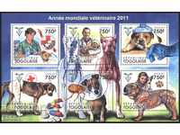 Καθαρά γραμματόσημα σε ένα μικρό φύλλο Red Cross Dogs 2011 από το Τόγκο