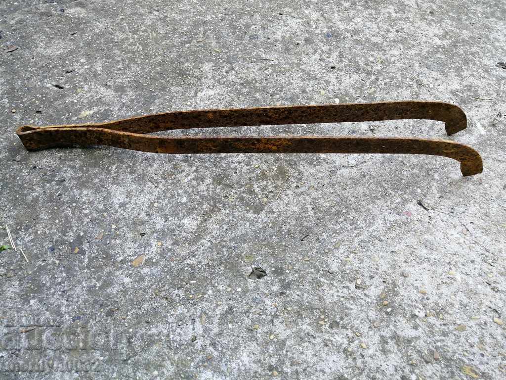 Delivery of Old dilaf, tongs, wrought iron for oven Delivery of Old dilaf, tongs, wrought iron for oven