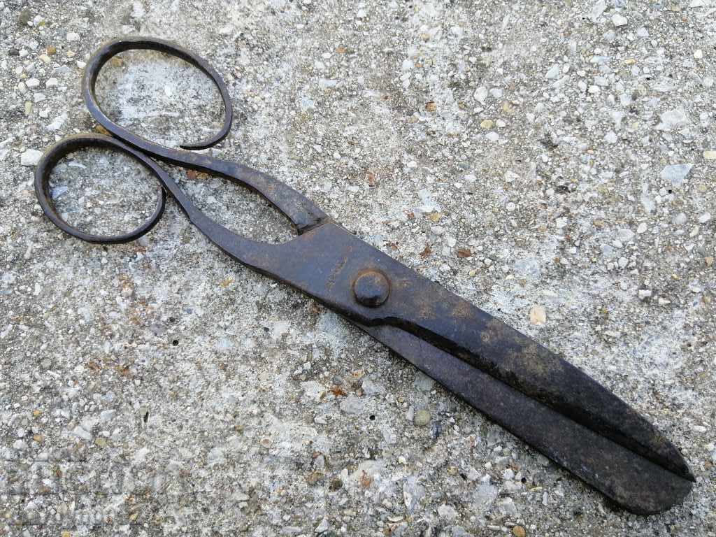 Auction  Renaissance forged scissors, wrought iron
