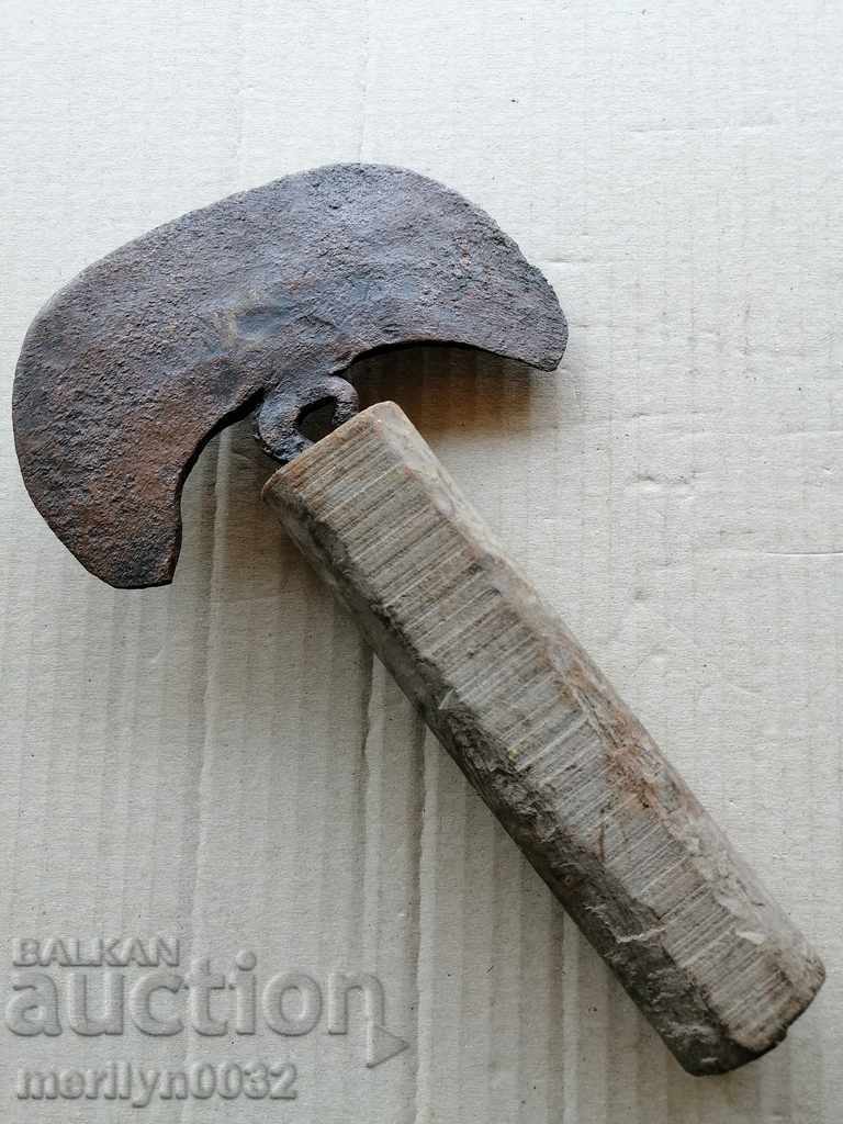 Ένα παλαιό υπόστεγο εργαλείο ξύσιμο σφυρήλατο σίδερο