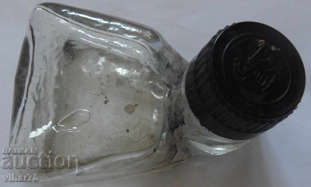 Un cartuș de cerneală vechi, o sticlă de cerneală cu sodă
