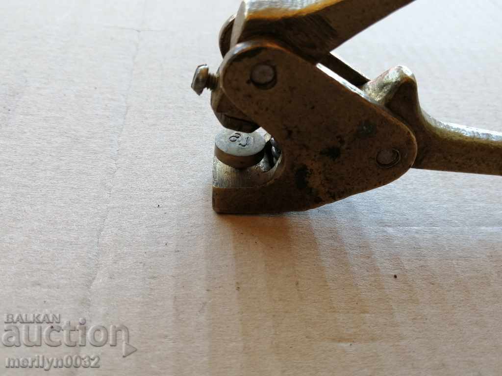 Delivery of Bronze sealing pliers, seal, seal number Delivery of Bronze sealing pliers, seal, seal number