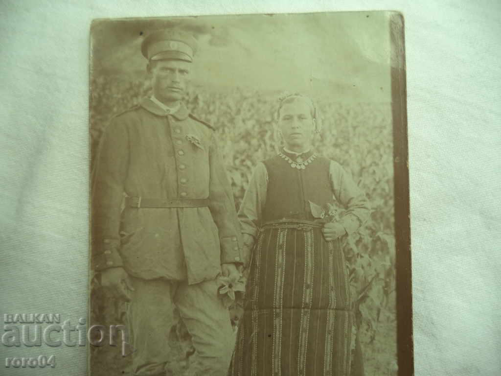 ΕΝΑ ΚΟΡΙΤΣΙ ΣΕ ΦΟΡΕΑ ΚΑΙ ΣΤΡΑΤΙΩΤΙΚΟΣ / Στρατιώτης με τιμή 13.50 BGN | € 6.90