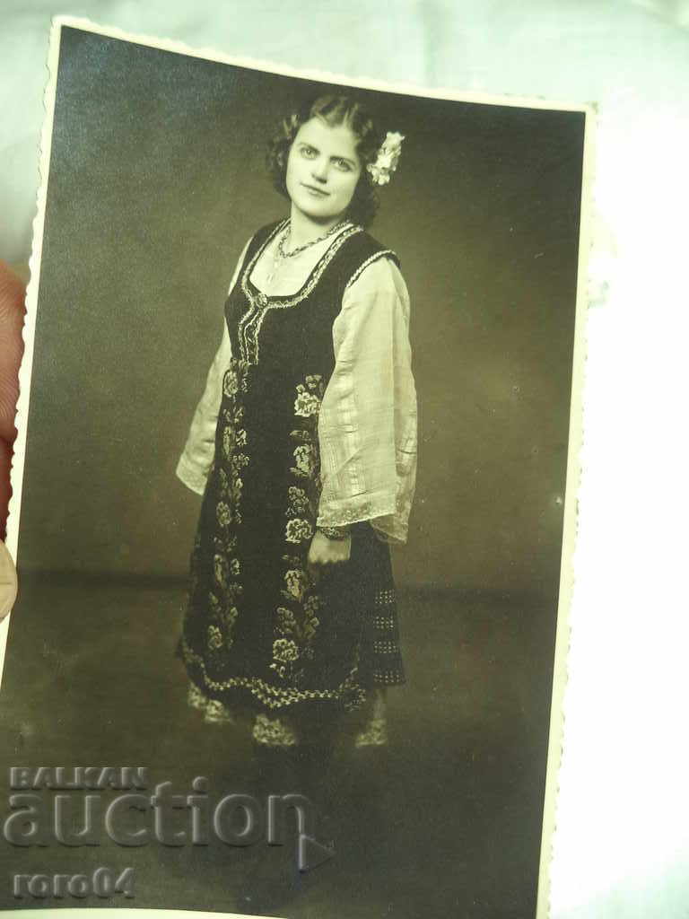 Auction GIRL IN DRESS Auction GIRL IN DRESS