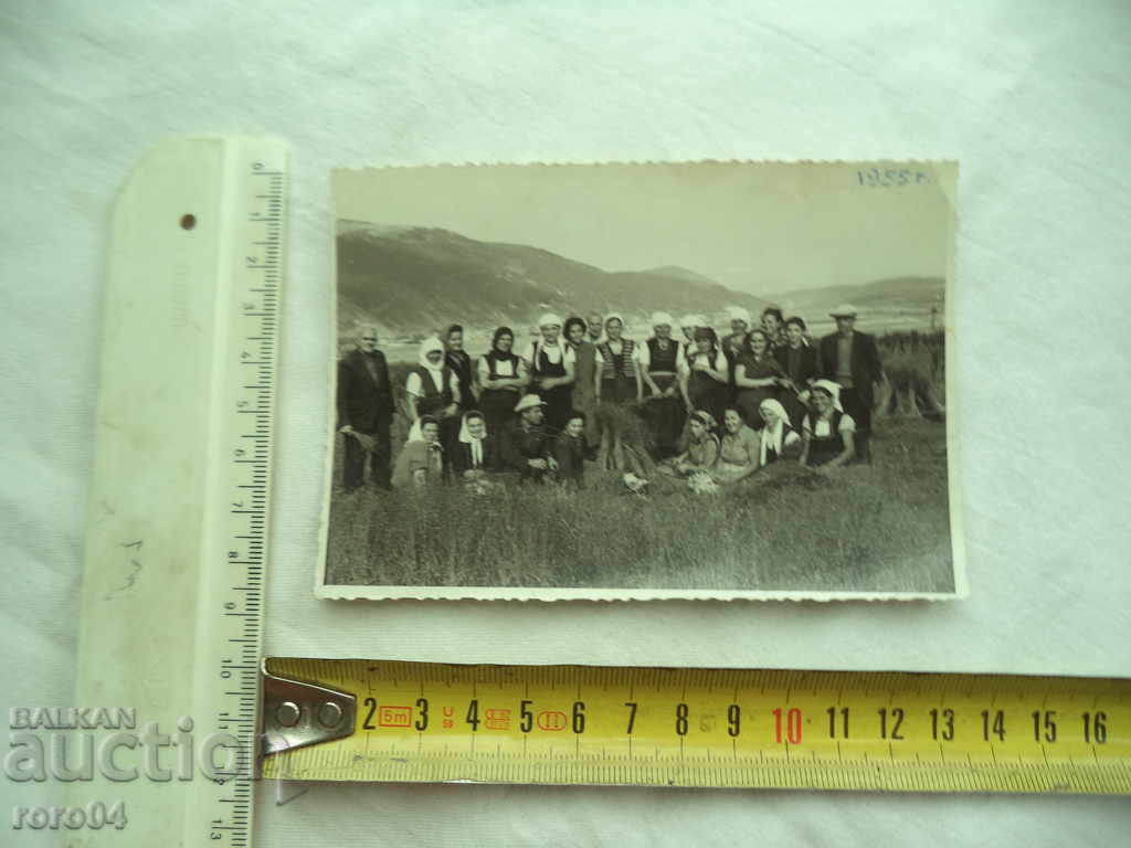 Plucking flax - GOVEDARTSI VILLAGE - SAMOKOVSKO with price 8.99 BGN | € 4.60 Plucking flax - GOVEDARTSI VILLAGE - SAMOKOVSKO with price 8.99 BGN | € 4.60