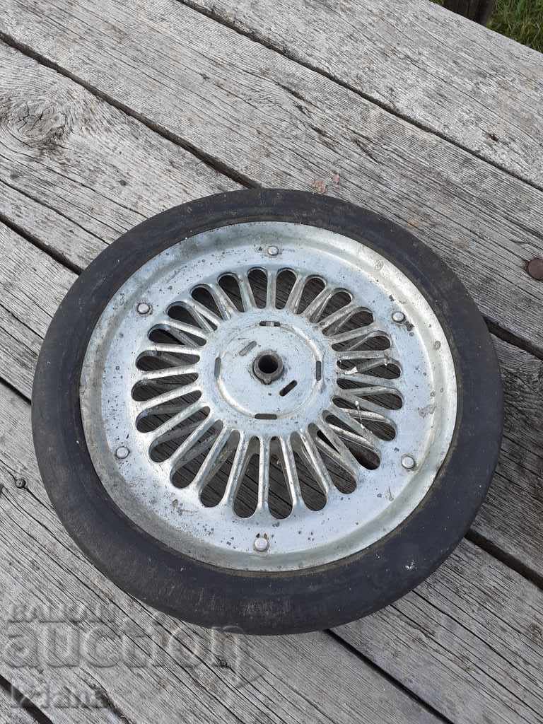 Ελαστικά από παλιό παιδικό ποδήλατο με τιμή 55.00 BGN | € 28.12 Ελαστικά από παλιό παιδικό ποδήλατο με τιμή 55.00 BGN | € 28.12