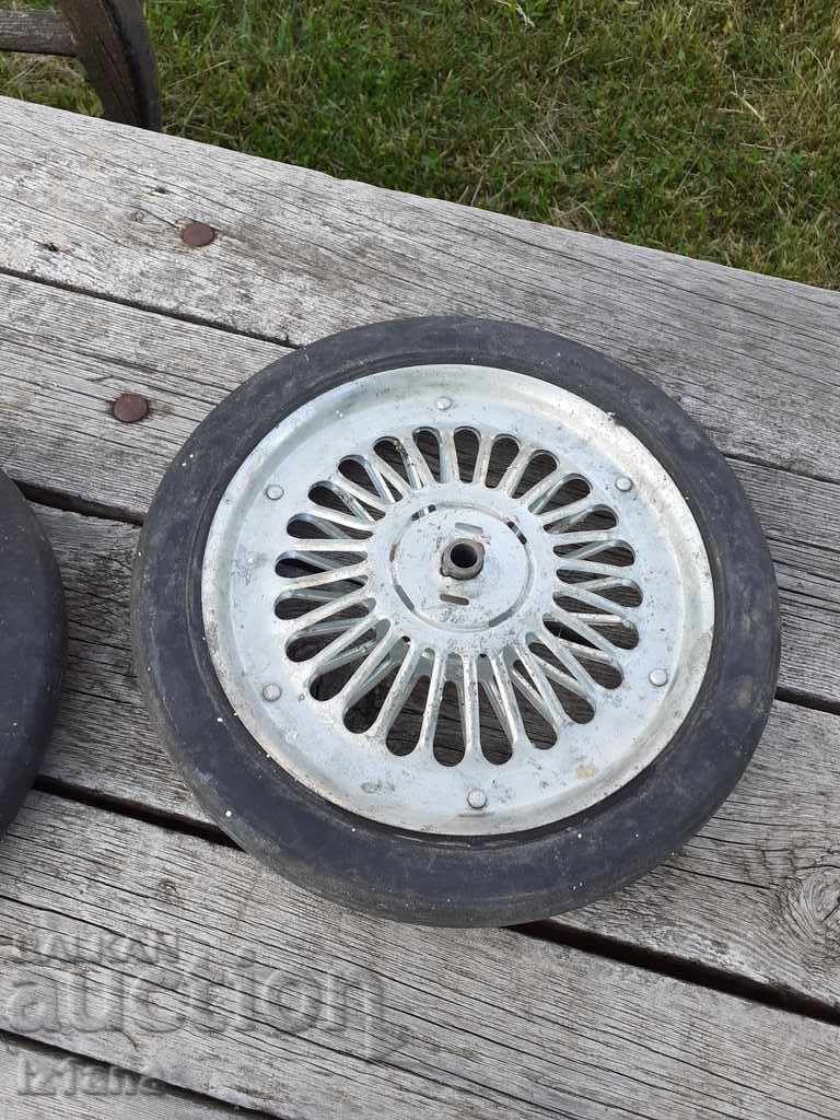 Δημοπρασία Ελαστικά από παλιό παιδικό ποδήλατο Δημοπρασία Ελαστικά από παλιό παιδικό ποδήλατο