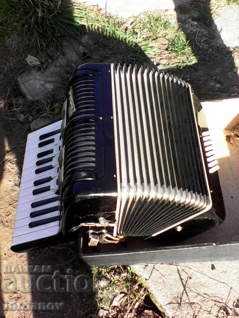 Acordeon "Weltmeister" 40 de bas cu preț 150.00 BGN | € 76.69 Acordeon "Weltmeister" 40 de bas cu preț 150.00 BGN | € 76.69
