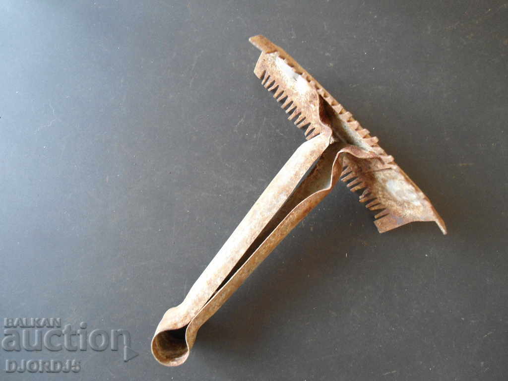 Auction Old tool, comb Auction Old tool, comb