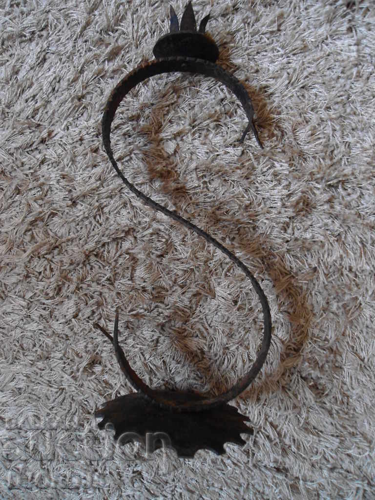 Παλιά πλαστά κηροπήγιο με τιμή 4.00 BGN | € 2.05