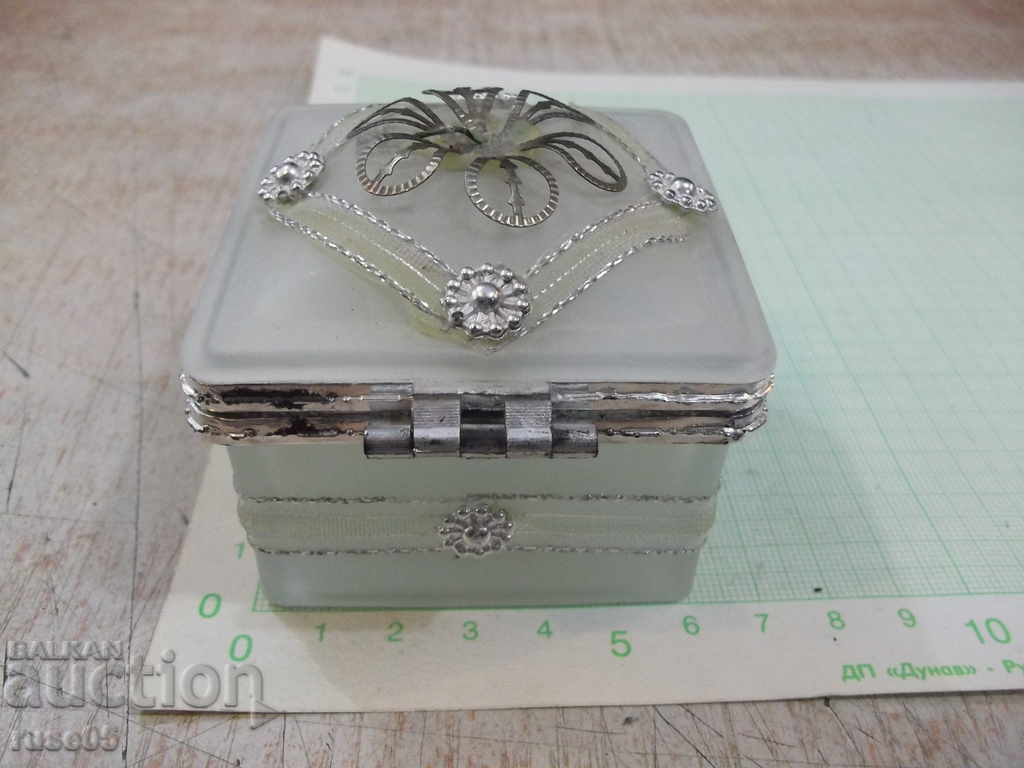Glass box with lid and mirror with price 5.00 BGN | € 2.56 Glass box with lid and mirror with price 5.00 BGN | € 2.56
