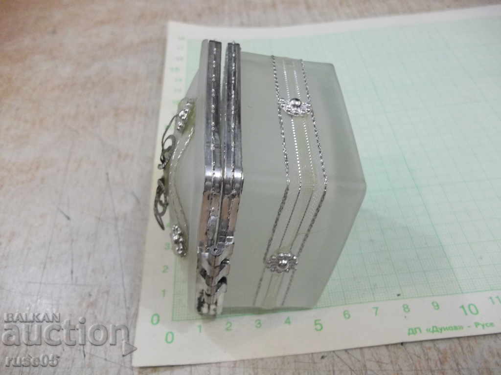 Auction Glass box with lid and mirror Auction Glass box with lid and mirror