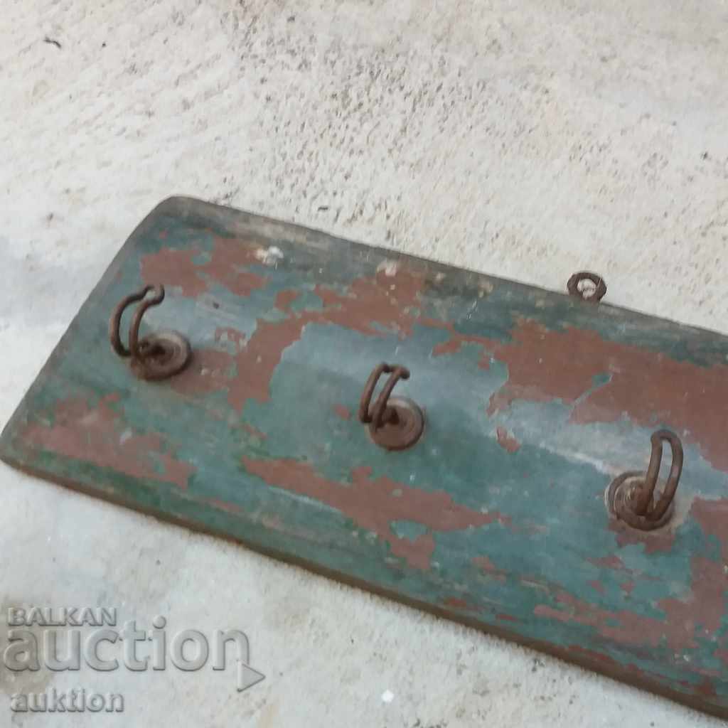 Umeraș de perete VECHI RENACERE cu preț 9.99 BGN | € 5.11