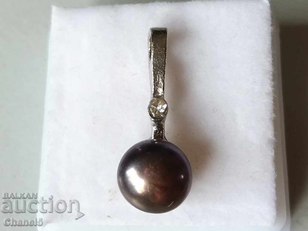 MEDALLION WITH NATURAL BLACK PEARL